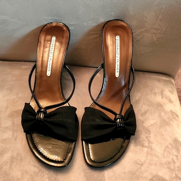 Donald J. Pliner Bow Heels 9M - Picture 1 of 5